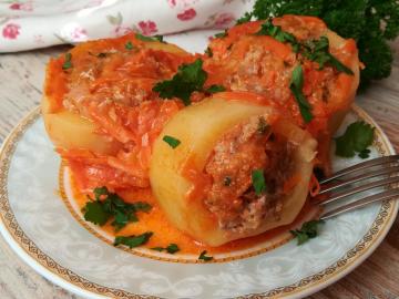 Dinner for a large family. Potatoes stuffed with minced meat and vegetables