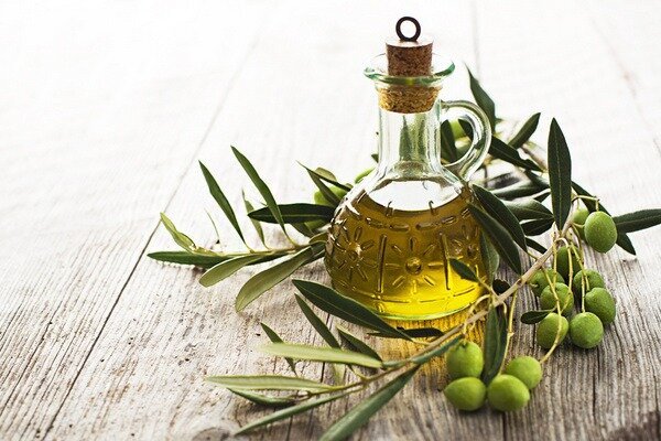 A can of olive oil is much cheaper than special products, it will last for many years (Photo: naturalvitality.com)