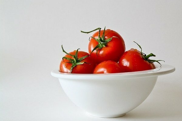 It is recommended to eat fresh tomatoes, since choline is destroyed after heat treatment (Photo: pixabay.com)