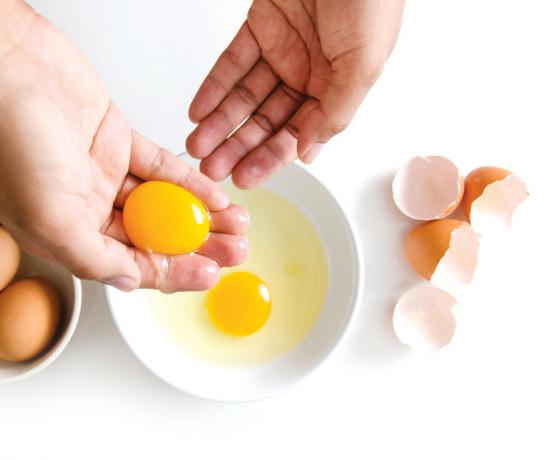 How to quickly divide a lot of eggs in the egg yolks and whites. Photos - Yandex. Images