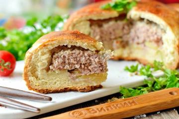 Minced meat pie and potatoes in the oven