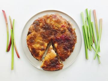 Pie "inside-out", which is popular in France. Recipe tatena tart with rhubarb