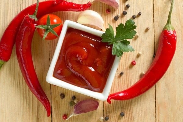 Ketchup home - does not compare with the store. Of course, it would be different in taste and consistency of the purchase. But all the advantages of domestic ketchup in its naturalness and preparing their own hands.