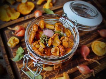 Marinated chanterelles with onions and carrots