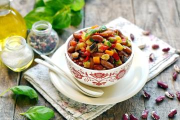 Stewed beans with vegetables