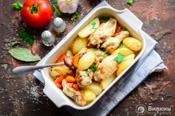 Baked young potatoes with chicken