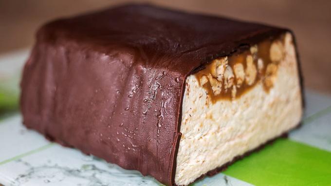 Ice cream "Snickers" in the home