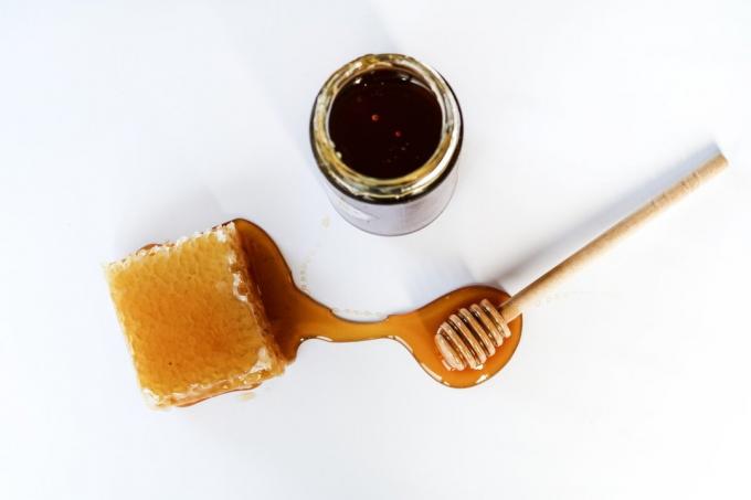 Fresh honey contains more than 20% of the liquid