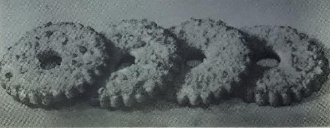Cake "Shortbread ring." Photo from the book "Production of pastries and cakes," 1976 