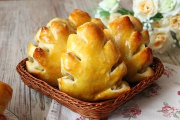 Very soft and tasty buns "leves" with apples