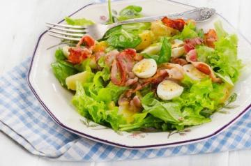 Funky warm salad with egg and bacon. Eat, look in no time !!!