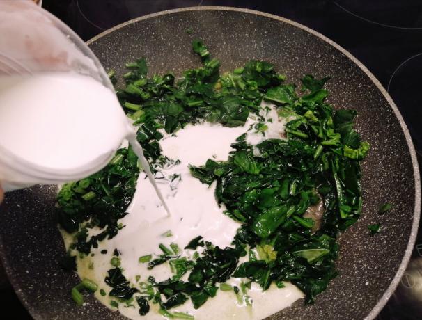 The spinach pour in cream, salt, pepper and simmer 