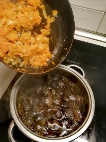 Add to the pan with the mushrooms zazharku