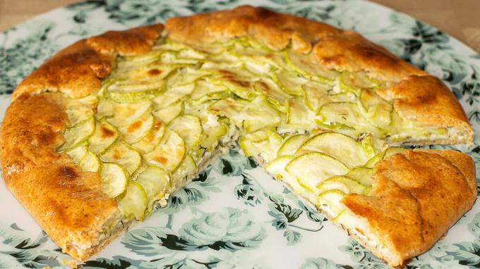 Biscuit pie with zucchini