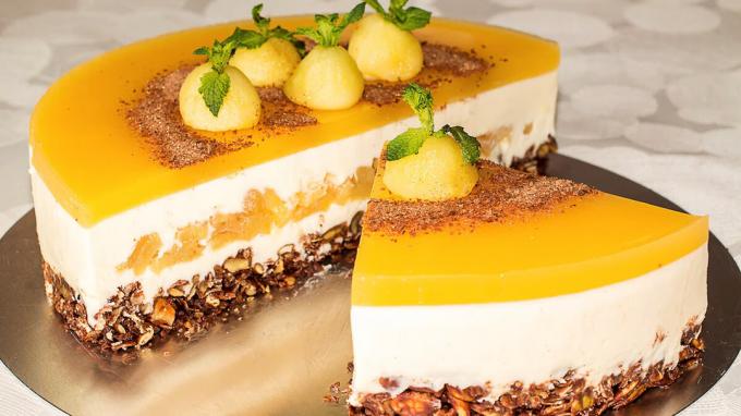 Apple mousse cake with crispy basis