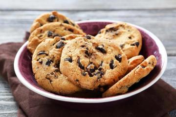 How to bake cookies with chocolate chips