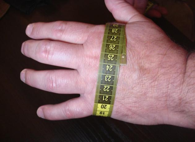 Picture taken by the author (at the widest point palm coverage equal to 24 centimeters, that is 240 millimeters, divide 240 by 27, we get 8.8, just the size of the glove husband - 9. It all fits!)