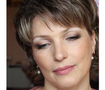 Makeup errors age women who are trying to look younger, get the opposite effect