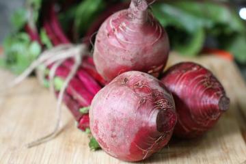 Beetroot salad with walnuts