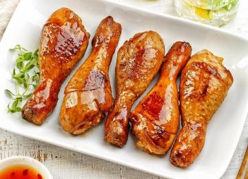 Chicken drumsticks in honey and potatoes