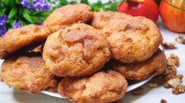 Cottage cheese biscuits with apple and cinnamon