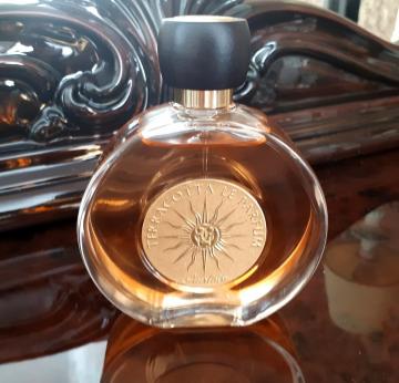 Persistent aroma and a loop in my collection of perfume that is suitable for summer
