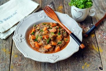 Beef stew with onions and carrots