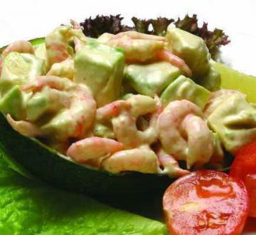 We are preparing a salad with avocado and shrimp. Impossible to put down!