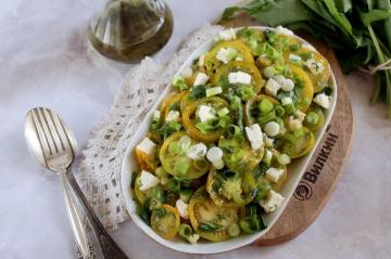 Green tomato and cheese salad