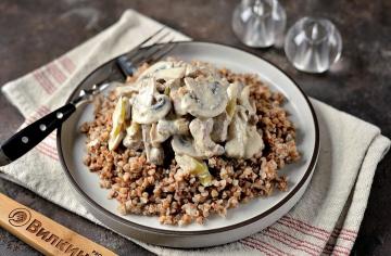 Pork with mushrooms in a creamy sauce