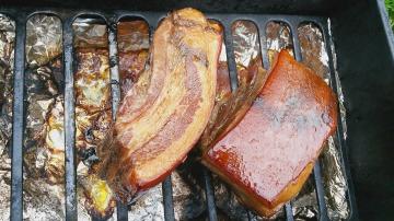 How to smoke a tasty bacon on the fire?