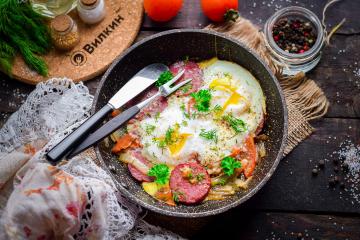 Fried eggs with tomatoes and sausage