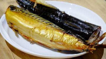 Mackerel "smoked" for 3 minutes with their own hands and without the smokehouse