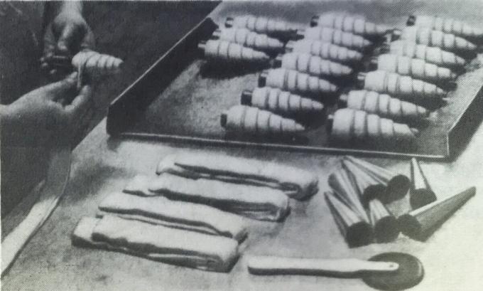 Process of preparation of tubules with cream. Photo from the book "Production of pastries and cakes," 1976 