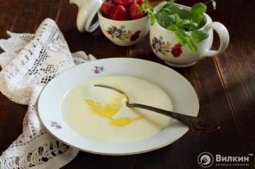 Liquid semolina porridge with milk
