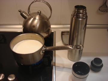 2 simple process for the preparation of warm milk. Now domestic refuse simple!