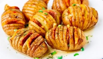 Baked potato with bacon-accordion. Very simple and incredibly delicious!