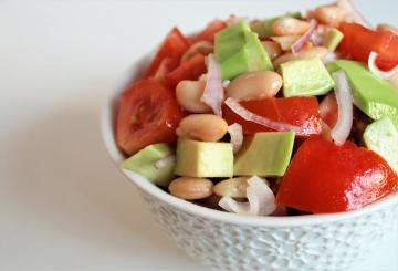 Salad with tomatoes, beans and avocado