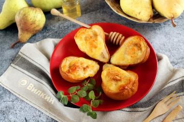 Baked pears with honey and cheese in the oven