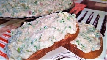 Herring on bread spread made with herbs and onions