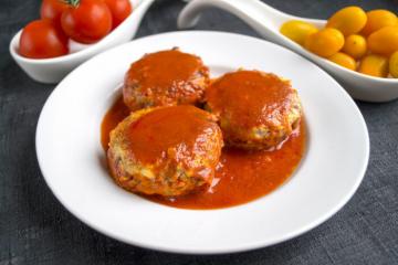 Onion meatballs in tomato sauce. I try a new recipe