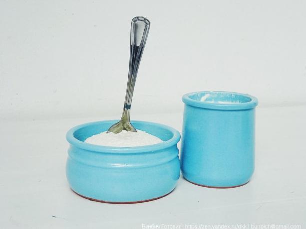 Ceramic pots and covered with blue glaze.