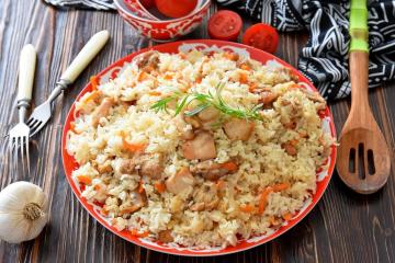 Loose pilaf with chicken