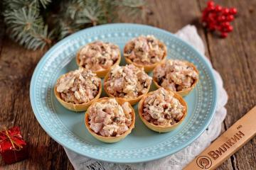 Tartlets with smoked chicken, mushrooms and cheese