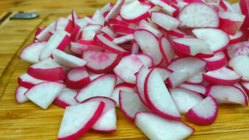 A simple cucumber and radish salad. It takes 5 minutes to cook, and how delicious