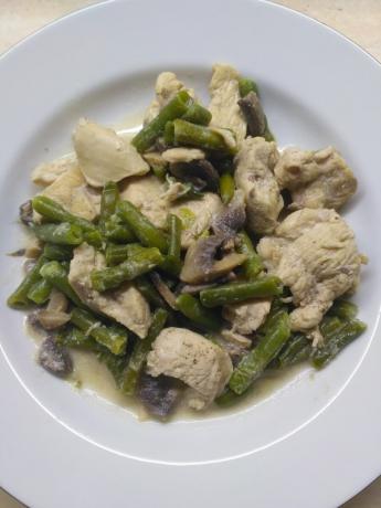 Recipe chicken breast with mushrooms and green beans.