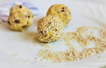 Cheese balls with nuts