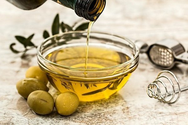 Olive oil is good for you, but you shouldn't use it too often. (Photo: Pixabay.com)