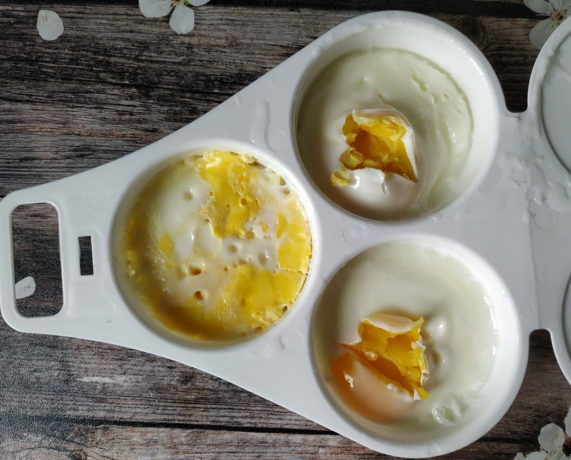 Form for cooking eggs in the microwave, the price of 200 rubles. Photos - Yandex. Images