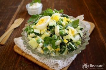 Green peas, eggs and cucumber salad